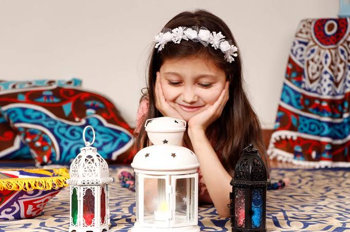 أفكار لابقاء طفلك مستمتعًا أثناء شهر رمضان في المنزل